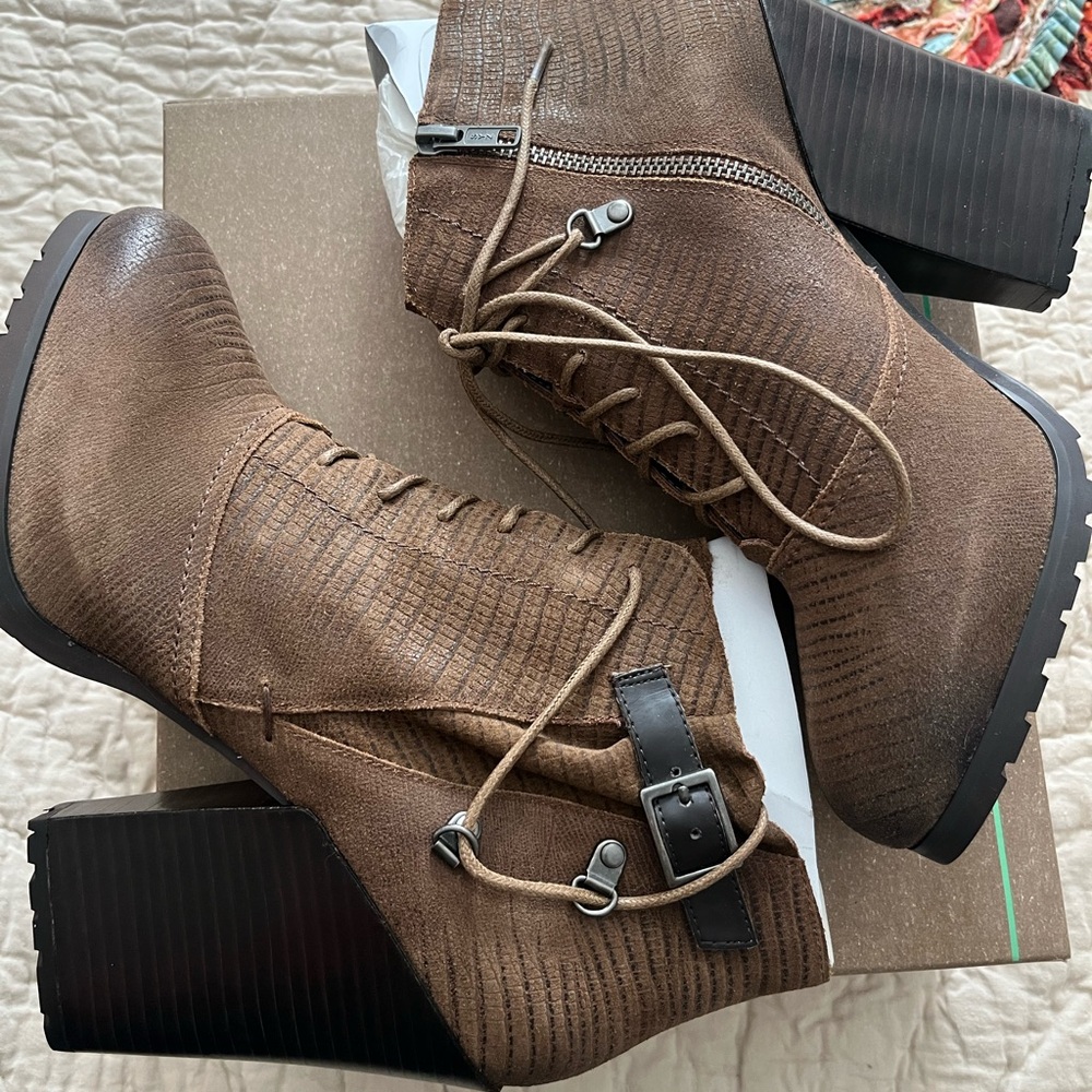 Platform ankle boots never worn still in original box size 8.5